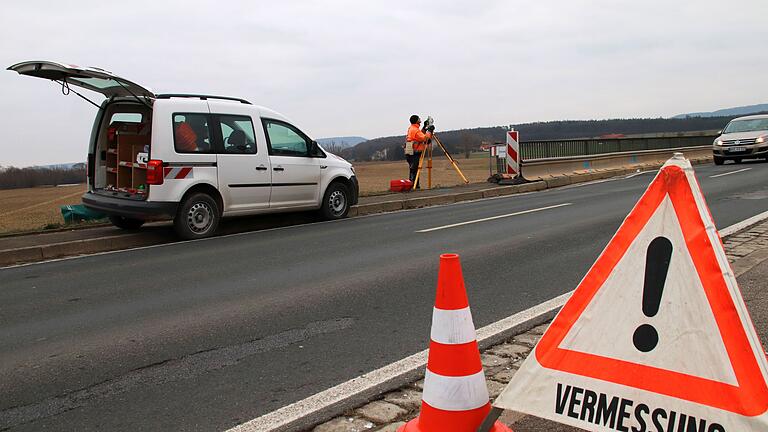 Die Vermessungsarbeiten für die Sanierung der Flutbrücke werden derzeit durchgeführt. Die Vermessungsarbeiten für die Sanierung der Flutbrücke werden derzeit durchgeführt.