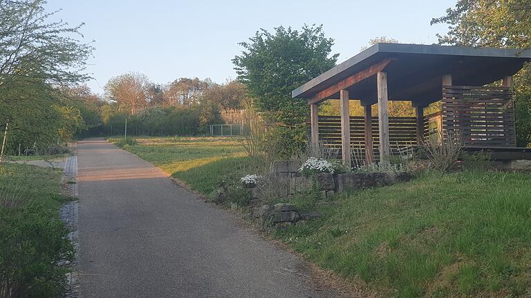 Der Institutsneubau erstreckt sich rechts von der Zufahrt zur Erwerbsgartenbauversuchsfläche. Das Amphorengebäude rechts muss verlegt werden.