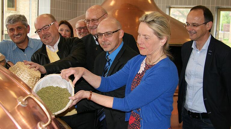 Susan Schubert (Zweite von rechts), Geschäftsführerin der Arnsteiner Brauerei Max Bender, beim Einbrauen für das Gemündener Kirchweih- und Heimatfest im Jahr 2016. In diesem Sommer kann das Fest nicht stattfinden. Susan Schubert (Zweite von rechts), Geschäftsführerin der Arnsteiner Brauerei Max Bender, beim Einbrauen für das Gemündener Kirchweih- und Heimatfest im Jahr 2016. In diesem Sommer kann das Fest nicht stattfinden.
