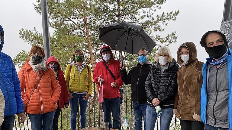 Bei einer Wanderung informierte Uwe Kekeritz, der entwicklungspolitische Sprecher der grünen Bundestagsfraktion, auf Einladung der Fairtrade Steuerungsgruppe und dem Ortsverband Bündnis 90/Die Grünen über das geplante Lieferkettengesetz. Bei einer Wanderung informierte Uwe Kekeritz, der entwicklungspolitische Sprecher der grünen Bundestagsfraktion, auf Einladung der Fairtrade Steuerungsgruppe und dem Ortsverband Bündnis 90/Die Grünen über das geplante Lieferkettengesetz.