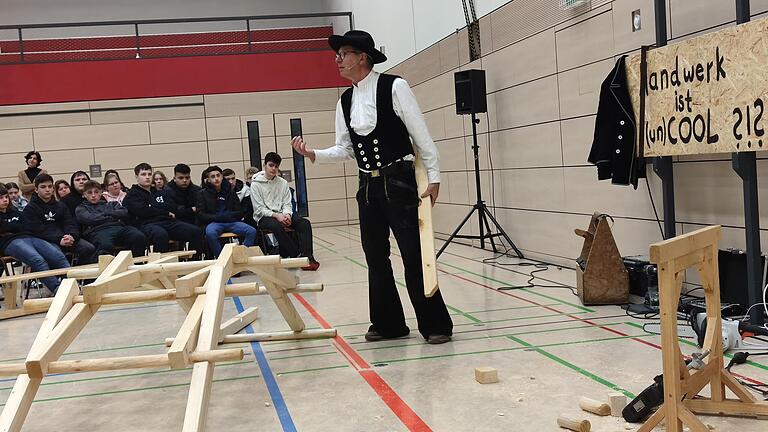 Zimmermann Richard Betz erzählt mit dem Theaterstück 'Hand und Werk' seinen Werdegang zur Berufsorientierung in der Mittelschule und setzt ganz nebenbei eine Da-Vinci-Brücke zusammen. Zimmermann Richard Betz erzählt mit dem Theaterstück 'Hand und Werk' seinen Werdegang zur Berufsorientierung in der Mittelschule und setzt ganz nebenbei eine Da-Vinci-Brücke zusammen.