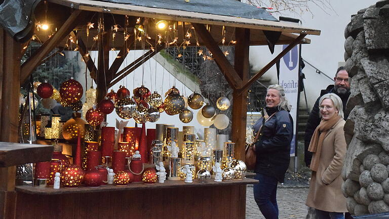 Die Christkindles Werkstätten rund um das Schloss Crailsheim sind Anziehungspunkt für Menschen aus nah und fern.