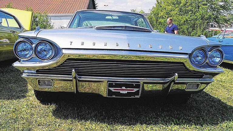 Hingucker: Beim 5. Young- und Oldtimertreffen beim Autohaus &bdquo;quattro michel&ldquo; blitzte und blinkte es, soweit das Auge reichte. Zum Staunen brachte die Schaulustigen unter anderem dieser Ford Thunderbird.