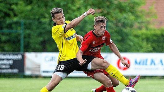 Die Würzburger Kickers (rote Trikots) gewannen in Dampfach gegen die SpVgg Bayreuth klar mit 6:0. Die Würzburger Kickers (rote Trikots) gewannen in Dampfach gegen die SpVgg Bayreuth klar mit 6:0.