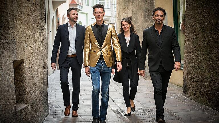 Das Projekt-Quartett: Werner Unterlercher (Kontrabass), Herbert Pixner (diatonische Harmonika etc.), Heidi Pixner (Harfe) und Manuel Randi (Gitarren)