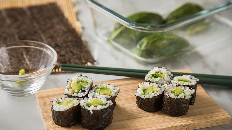 Vegetarische Maki Sushi Rollen       -  Algenblätter sorgen bei vegetarischem Sushi für den leckeren Fisch-Geschmack.
