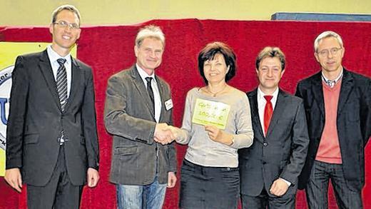 Bei der Preisverleihung war nur die dritte Siegerin anwesend: (von links) Andreas Weinfurtner, Klaus Döllner, Gewinnerin Karin Heim aus Ebern, Ralf Hofmann und Notar Thomas Goppert.
