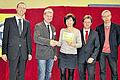 Bei der Preisverleihung war nur die dritte Siegerin anwesend: (von links) Andreas Weinfurtner, Klaus Döllner, Gewinnerin Karin Heim aus Ebern, Ralf Hofmann und Notar Thomas Goppert.