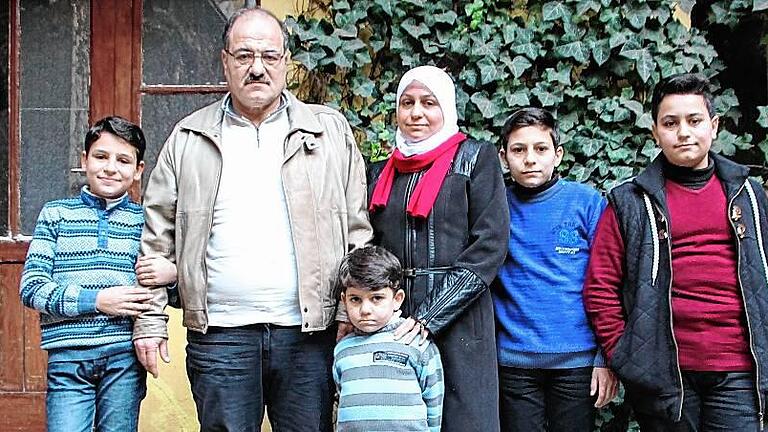 Nach über einem Jahr wiedervereint: Familie Wanli aus Damaskus &ndash; von links: Malaz (10), Marwan (50), Moaz (5), Iman Sukkar (40), Mohamad Adib (12) und Ahmad (13). Die sechs Syrer sind zunächst in Ochsenfurts ehemaliger Pizzeria Aetna untergekommen, suchen nun aber dringend eine eigene Bleibe.