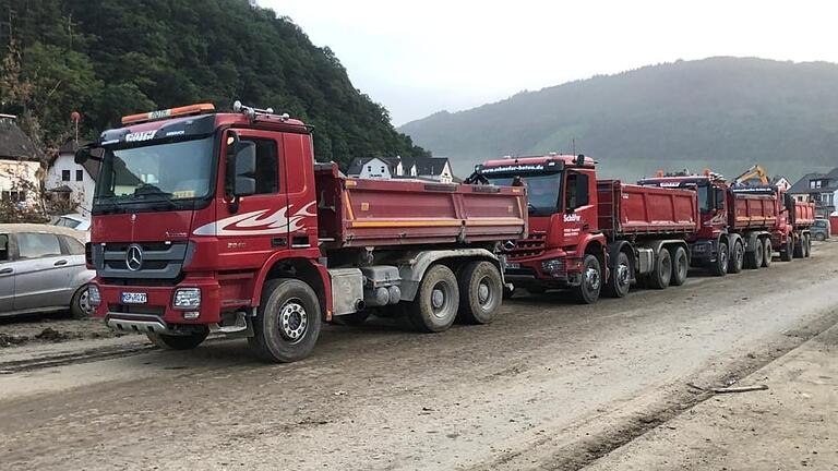 Helfer aus Triefenstein, Erlenbach und Karbach waren mit Lkw und anderen schweren Maschinen in Dernau in Rheinland-Pfalz, um Flutopern zu helfen. Helfer aus Triefenstein, Erlenbach und Karbach waren mit Lkw und anderen schweren Maschinen in Dernau in Rheinland-Pfalz, um Flutopern zu helfen.