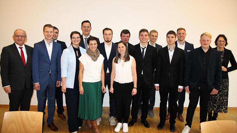 13 der 16 neuen Landwirtschaftsmeister und -meisterinnen Unterfrankens nahmen in Dingolshausen ihre Meisterbriefe aus den Händen von Regierungspräsident Eugen Ehmann (links) und der Prüfungsausschussvorsitzenden Barbara Kuhn (rechts) in Empfang. 13 der 16 neuen Landwirtschaftsmeister und -meisterinnen Unterfrankens nahmen in Dingolshausen ihre Meisterbriefe aus den Händen von Regierungspräsident Eugen Ehmann (links) und der Prüfungsausschussvorsitzenden Barbara Kuhn (rechts) in Empfang.