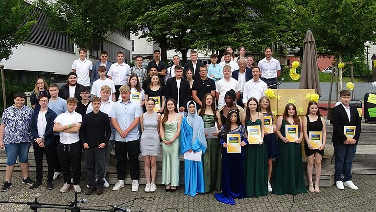 Ein Ticket für die Zukunft gelöst haben 46 Neuntklässler der Udo-Lindenberg-Mittelschule Mellrichstadt. Auf dem Pausenhof fand die feierliche Übergabe der Abschlusszeugnisse statt. Ein Ticket für die Zukunft gelöst haben 46 Neuntklässler der Udo-Lindenberg-Mittelschule Mellrichstadt. Auf dem Pausenhof fand die feierliche Übergabe der Abschlusszeugnisse statt.