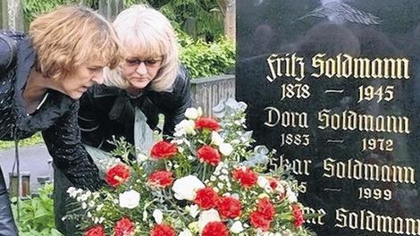 Gedenken im Hauptfriedhof: Anlässlich des 65. Todestages von Fritz Soldmann legten Margit Rosentritt (rechts) aus dem Vorstand der Oskar-Soldmann-Stiftung – ein Sohn Fritz Soldmanns – und Schweinfurts SPD-Chefin am Grab einen Kranz nieder. Gedenken im Hauptfriedhof: Anlässlich des 65. Todestages von Fritz Soldmann legten Margit Rosentritt (rechts) aus dem Vorstand der Oskar-Soldmann-Stiftung – ein Sohn Fritz Soldmanns – und Schweinfurts SPD-Chefin am Grab einen Kranz nieder.
