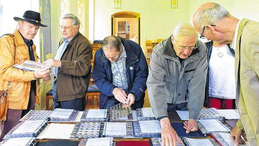Fachgespräche unter Sammlern: (von links) Rudi Wagner aus Wülfershausen, Heinz Halbig aus Mellrichstadt, Reiner Zehe aus Eußenhausen und Peter Egert aus Oberstreu mit dem Besitzer der Münzsammlung, Stefan Ledermann.