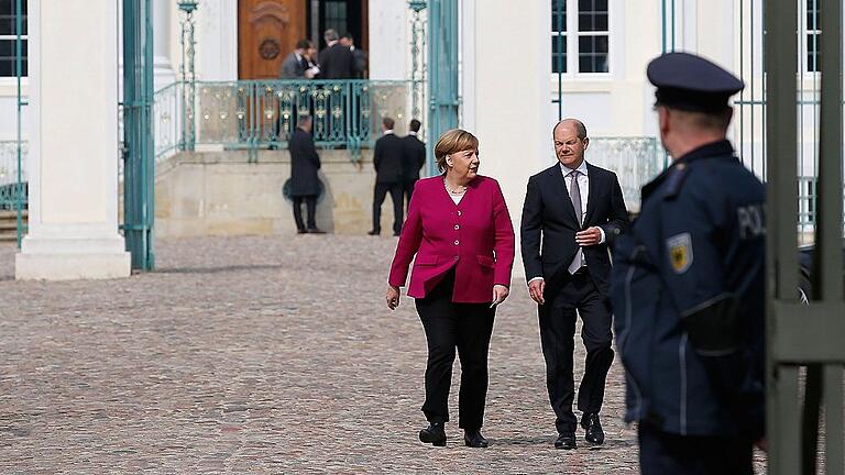 GERMANY-POLITICS-GOVERNMENT       -  Kanzlerin Angela Merkel und Finanzminister Olaf Scholz bei einer Tagung in Schloss Meseberg im April.