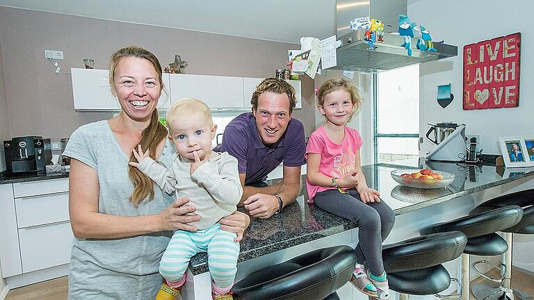 So lässt es sich leben. Christina, Clea, Christian und Clara Rödemer in ihrer Wohnküche. So lässt es sich leben. Christina, Clea, Christian und Clara Rödemer in ihrer Wohnküche.