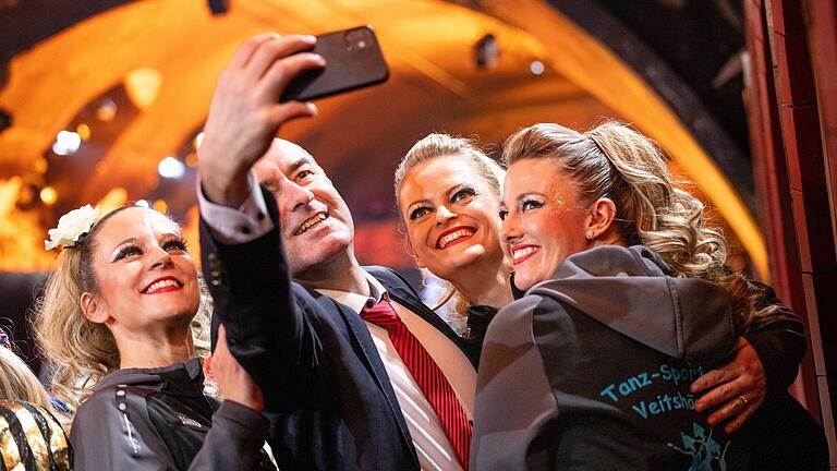 Für Selfies sehr gefragt: Hubert Aiwanger war der einzige bayerische Staatsminister, der zur Närrischen Weinprobe kam. Für Selfies sehr gefragt: Hubert Aiwanger war der einzige bayerische Staatsminister, der zur Närrischen Weinprobe kam. 