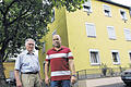 Vor dem Schaffner-Haus: Die Stadt Schweinfurt will die Zustimmung der Wohnungseigentümer Rudi Schlenz und Thomas Schaffner (von links) zum Verkauf der Dachwohnung, die sie geerbt haben, an einen Nicht-Nachfahren vor Gericht erzwingen. Dies, obwohl die Erbauer des Hauses in ihrem Testament von 1959 bestimmt haben, dass die vier Wohnungen an ihre Kinder und Kindeskinder übergehen sollen, und obwohl der Urenkel Thomas Schaffner mehr zahlen würde als der Interessent, an den die Stadt bereits verkauft hat.