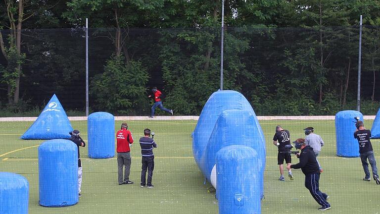Nicht ganz so reglementiert geht es bei Junggesellenabschieden zu: Der Junggeselle rennt eine Runde, alle anderen markieren ihn.