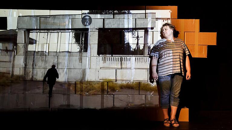 Das Theater Augenblick startet in die Spielzeit 2019: Das Stück "Gebrochenes Eis" ist ein humorvolles Agentenmärchen über die Rückkehr in eine fremde Heimat. Das Bild zeigt eine Szene mit Hauptdarstellerin Anna Weisgerber. Das Theater Augenblick startet in die Spielzeit 2019: Das Stück "Gebrochenes Eis" ist ein humorvolles Agentenmärchen über die Rückkehr in eine fremde Heimat. Das Bild zeigt eine Szene mit Hauptdarstellerin Anna Weisgerber.