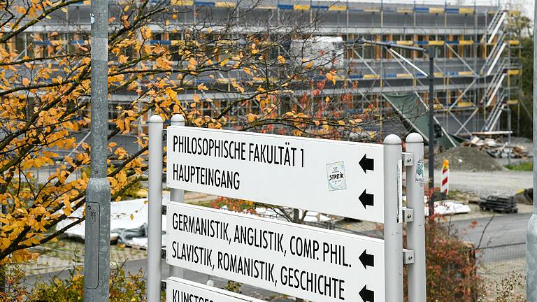 Eine neue Gebäudehülle bekommen die vier Bürotrakte des Uni-Philosophiegebäudes am Würzburger Hubland. Verbautes Asbest erschwert die Sanierung. Eine neue Gebäudehülle bekommen die vier Bürotrakte des Uni-Philosophiegebäudes am Würzburger Hubland. Verbautes Asbest erschwert die Sanierung.