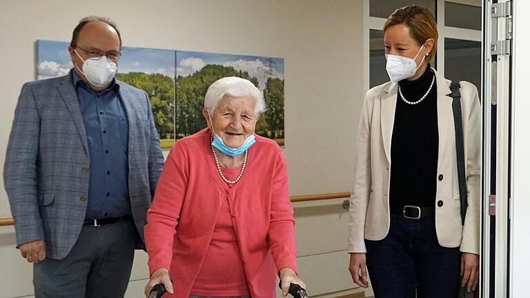 Historischer Termin am 27. Dezember 2020 in Bergtheim: Frieda Rumpel (Mitte) wird von den Vorständen des Kommunalunternehmens, Alexander Schraml und Eva von Vietinghoff-Scheel, zur ersten Corona-Impfung im Landkreis Würzburg begleitet. Historischer Termin am 27. Dezember 2020 in Bergtheim: Frieda Rumpel (Mitte) wird von den Vorständen des Kommunalunternehmens, Alexander Schraml und Eva von Vietinghoff-Scheel, zur ersten Corona-Impfung im Landkreis Würzburg begleitet.