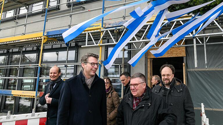 Zufrieden mit dem Fortgang des KI-Baus an der Uni: Wissenschaftsminister Markus Blume mit den Landtagsabgeordneten (von rechts) Patrick Friedl und Volkmar Halbleib und Zentrumsleiter Andreas Hotho (links). Zufrieden mit dem Fortgang des KI-Baus an der Uni: Wissenschaftsminister Markus Blume mit den Landtagsabgeordneten (von rechts) Patrick Friedl und Volkmar Halbleib und Zentrumsleiter Andreas Hotho (links).