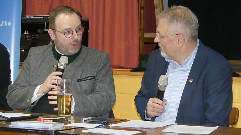 Über die Zukunft der Kindergärten in der Großgemeinde Schonungen diskutierten Vertreter der Kirche und der politischen Gemeinde mit der Leitung und dem Trägerverein der Kita Hausen. Pfarrer Kai Söder skizzierte die Stellung des Bistums, Organisator Georg Brückner (rechts) führte durch die Veranstaltung. Über die Zukunft der Kindergärten in der Großgemeinde Schonungen diskutierten Vertreter der Kirche und der politischen Gemeinde mit der Leitung und dem Trägerverein der Kita Hausen. Pfarrer Kai Söder skizzierte die Stellung des Bistums, Organisator Georg Brückner (rechts) führte durch die Veranstaltung.