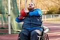 Optimist geblieben, Sportler geblieben: Auch das Training mit Medizinbällen nutzt Florian Büttner auf dem Sportplatz der TG Würzburg, um Oberkörper und Arme zu stärken.