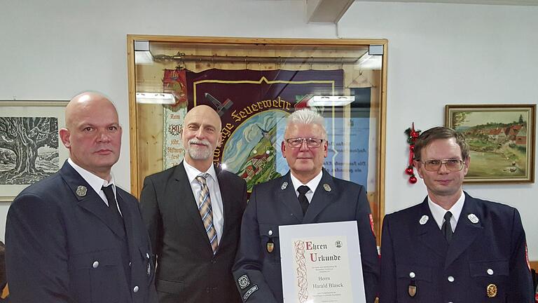 Stellvertretender Kommandant Christoph Kreps (links), Oberbürgermeister Kay Blankenburg und Kommandant Matthias Mahlmeister (rechts) überreichten Harald Blasek die Ernennungsurkunde zum Ehrenmitglied und gratulierten. Foto: Bernd Czelustek - Stellvertretender Kommandant Christoph Kreps (links), Oberbürgermeister Kay Blankenburg und Kommandant Matthias Mahlmeister (rechts) überreichten Harald Blasek die Ernennungsurkunde zum Ehrenmitglied und gratulierten. Foto: Bernd Czelustek Stellvertretender Kommandant Christoph Kreps (links), Oberbürgermeister Kay Blankenburg und Kommandant Matthias Mahlmeister (rechts) überreichten Harald Blasek die Ernennungsurkunde zum Ehrenmitglied und gratulierten. Foto: Bernd Czelustek - Stellvertretender Kommandant Christoph Kreps (links), Oberbürgermeister Kay Blankenburg und Kommandant Matthias Mahlmeister (rechts) überreichten Harald Blasek die Ernennungsurkunde zum Ehrenmitglied und gratulierten. Foto: Bernd Czelustek