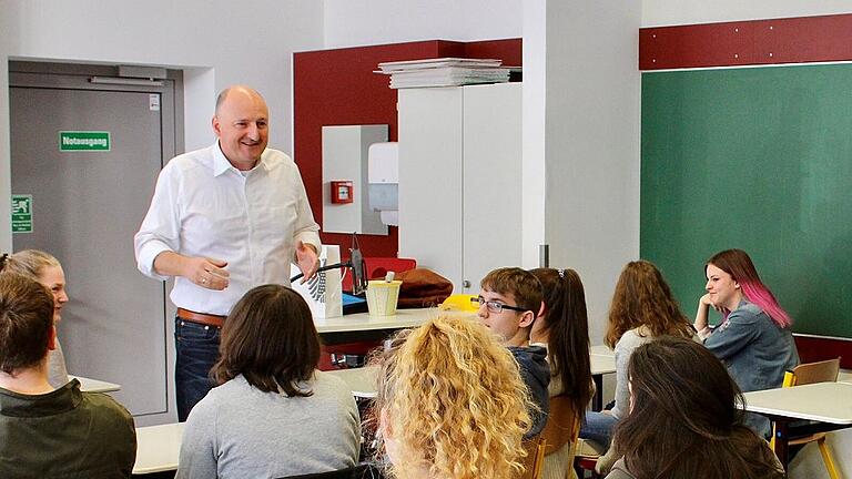 Eine Sozialkundestunde mit fand Bernd Rützel in der Karlstadter Realschule statt.