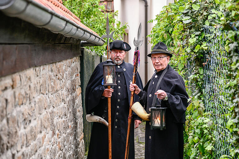 Durch diese enge Gasse . . . . die Prichsenstädter Nachtwächter auf dem Weg zum Faulturm. Durch diese enge Gasse . . . . die Prichsenstädter Nachtwächter auf dem Weg zum Faulturm.