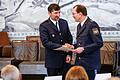 Amtswechsel in der Dienststellenleitung der PI Würzburg: Polizeipräsident Gerhard Kallert übergibt die Urkunde an den in Kürze neuen Dienststellenleiter Matthias Weber