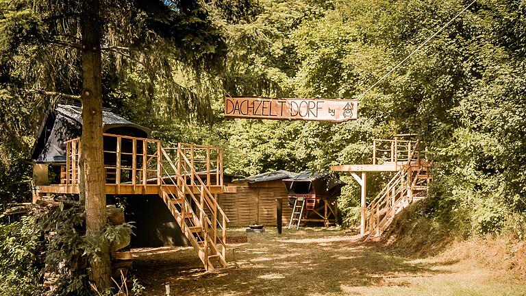Das fertige Dachzelt-Dorf in Thulba am Campingplatz. - Das fertige Dachzelt-Dorf in Thulba am Campingplatz. Das fertige Dachzelt-Dorf in Thulba am Campingplatz. - Das fertige Dachzelt-Dorf in Thulba am Campingplatz.