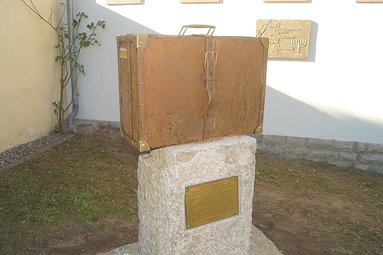 Der Koffer aus Cortenstahl, bewusst mit einer dunklen Patina überzogen, steht unübersehbar am Eingang des Friedhofes in Prichenstadt. Der Koffer aus Cortenstahl, bewusst mit einer dunklen Patina überzogen, steht unübersehbar am Eingang des Friedhofes in Prichenstadt.