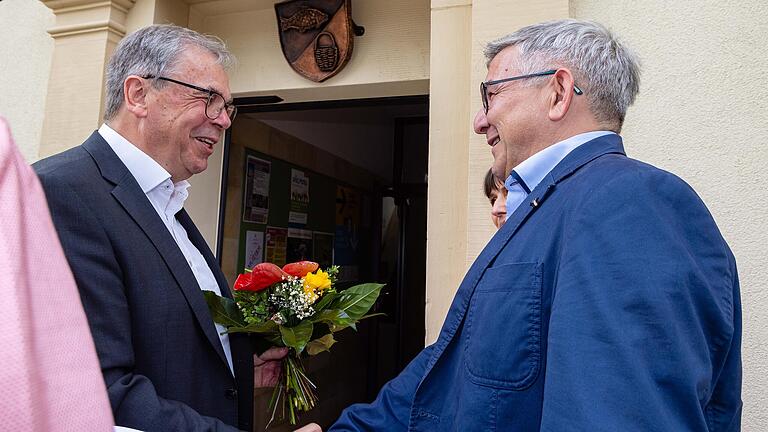 Nach 30 Jahren als Bürgermeister: Amtsinhaber Bernhard Ruß (links) gratuliert seinem designierten Nachfolger Jörg Kümmel zum Wahlsieg.