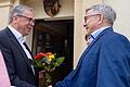 Nach 30 Jahren als Bürgermeister: Amtsinhaber Bernhard Ruß (links) gratuliert seinem designierten Nachfolger Jörg Kümmel zum Wahlsieg.