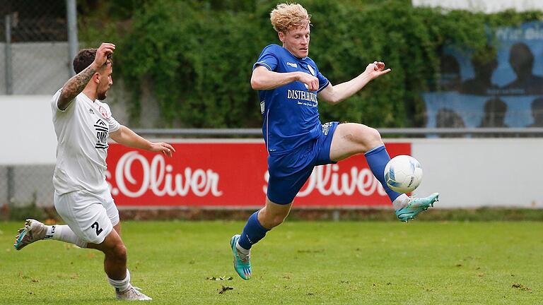 Einer von drei Dauerbrennern: Pauls Obrusnik (rechts am Ball) spielte in den ersten vier Partien immer über 90 Minuten. In Cham muss der FV 04 Würzburg den Außenbahnspieler ersetzen.