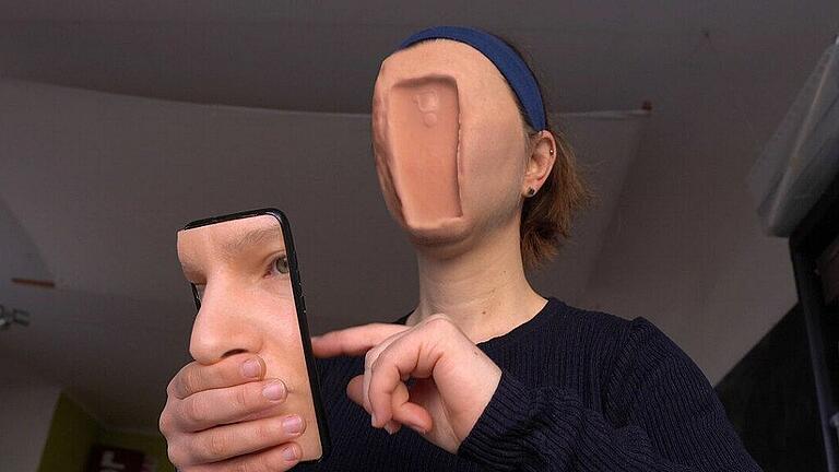 „Issues With My Other Half“: Der eigene Körper wird zur Spielwiese bei der griechisch-österreichischen Künstlerin Anna Vasof.