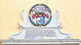 Der Schriftzug über den Eingangsportal erinnert noch an die frühere Nutzung des Echterstifts.