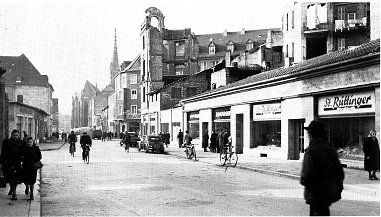Die Eichhornstraße im Jahr 1951. Noch sind die in der Bombennacht des 16. März 1945 verursachten Schäden sichtbar. Die Eichhornstraße im Jahr 1951. Noch sind die in der Bombennacht des 16. März 1945 verursachten Schäden sichtbar.