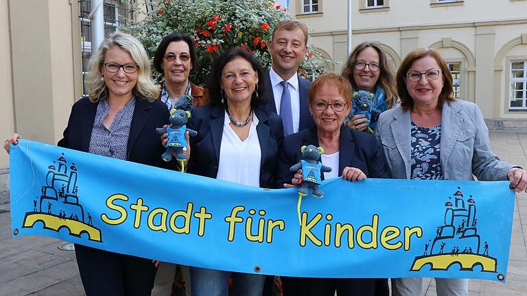Der neue Vorstand des Vereins 'Stadt für Kinder' ist gleichzeitig der alte (von links): Anke Stumpf,&nbsp;Regine Samtleben, Barbara Lehrieder, Wolfgang Roth, Marion-Schäfer-Blake, Lore Körber-Becker und Marianne Albrecht.