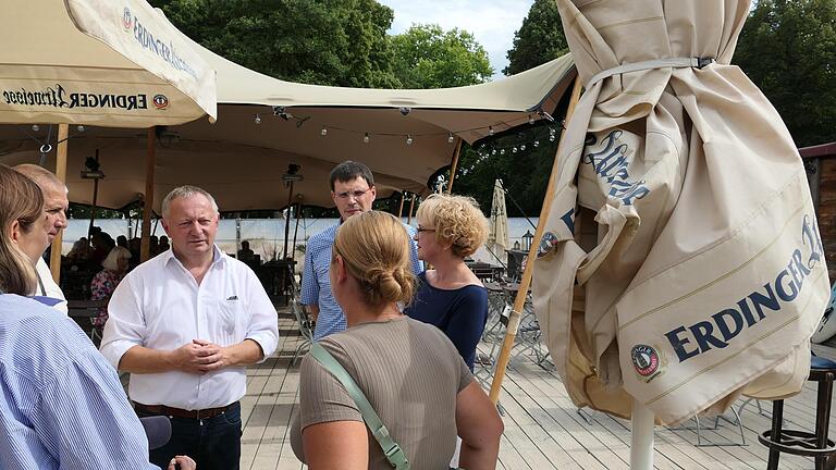 Ukrainische Flüchtlinge bedanken sich bei Geschäftsführer Michael Lang und Landrat Thomas Bold. - Ukrainische Flüchtlinge bedanken sich bei Geschäftsführer Michael Lang und Landrat Thomas Bold. Ukrainische Flüchtlinge bedanken sich bei Geschäftsführer Michael Lang und Landrat Thomas Bold. - Ukrainische Flüchtlinge bedanken sich bei Geschäftsführer Michael Lang und Landrat Thomas Bold.