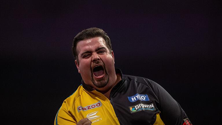 Gabriel Clemens - Gabriel Clemens feiert seinen Einzug ins Achtelfinale der Darts-WM. Gabriel Clemens - Gabriel Clemens feiert seinen Einzug ins Achtelfinale der Darts-WM.