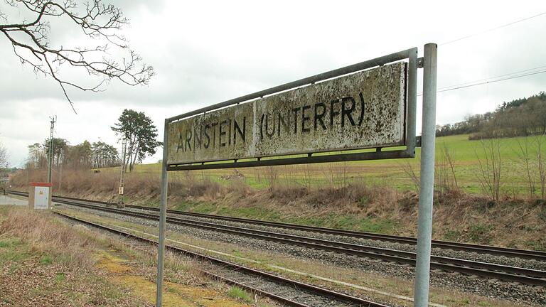 Vorerst nichts wird es mit Personenzügen auf der Strecke der Werntalbahn, hier der Bahnhof Arnstein.