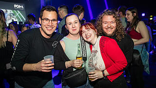 Viele Feierlustige besuchen am Samstag 19.04.25 die 90er vs 2000er Party in der Posthalle in Würzburg.