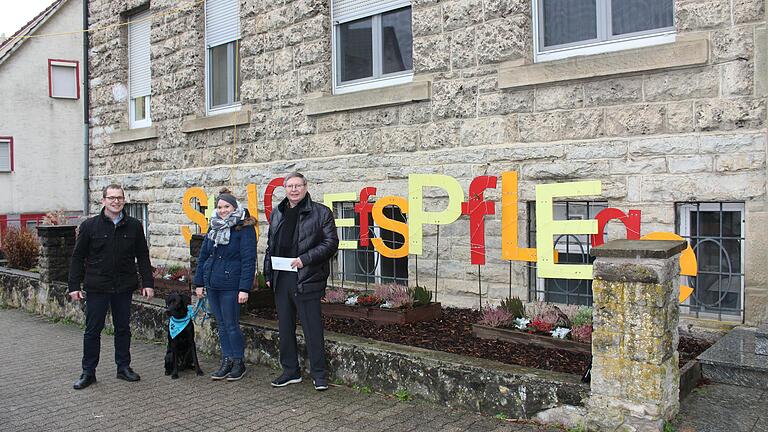 Seit 33 Jahren spendet Wittenstein zu Weihnachten anstelle von Kundengeschenken an die St. Josefspflege Mulfingen gGmbH. Klaus Spitzley (rechts) überreichte den Scheck über 5000 Euro an Geschäftsführer Rainer Friedrich. Mit im Bild Lisa Rohrer mit Therapiehund Henry. Seit 33 Jahren spendet Wittenstein zu Weihnachten anstelle von Kundengeschenken an die St. Josefspflege Mulfingen gGmbH. Klaus Spitzley (rechts) überreichte den Scheck über 5000 Euro an Geschäftsführer Rainer Friedrich. Mit im Bild Lisa Rohrer mit Therapiehund Henry.