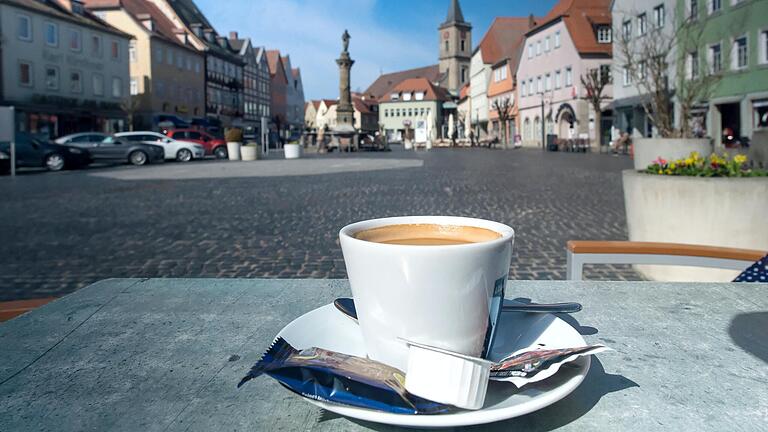 Auf einen Kaffee nach Bad Neustadt. Nach Ansicht von 'Stadt+Handel' dürfte es noch mehr Außenbestuhlung geben. Auf einen Kaffee nach Bad Neustadt. Nach Ansicht von 'Stadt+Handel' dürfte es noch mehr Außenbestuhlung geben.