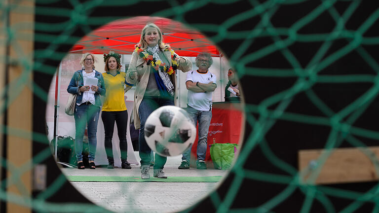 Toooooooooor: Die Intendantin des Mozartfestes, Evelyn Meining, hat den Siegestreffer erzielt. Foto: Daniel Peter Toooooooooor: Die Intendantin des Mozartfestes, Evelyn Meining, hat den Siegestreffer erzielt. Foto: Daniel Peter