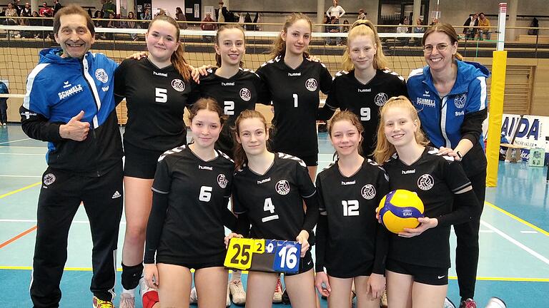 Die U-16-Mannschaft der DJK Karbach wird Neunter bei den bayerischen Meisterschaften ihrer Altersklasse. Hintere Reihe (von links): Abteilungsleiter Stefan Endrich, Lea Freund, Maria Laudenbacher, Ljubica Pesic, Marie Schubert, Trainerin Stefanie Häfner. Vorne: Heidi Häfner, Marlene Bernau, Johanna Keller und Lara Schubert. Zur Mannschaft gehören auch Rosalie Schmelz und Lina Rohmann.